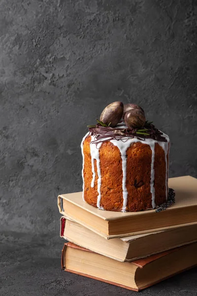 Kulich cuit stand de gâteau de Pâques sur les livres — Photo