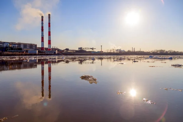 Usine de traitement du charbon, fumée de tuyaux atmosphère polluée de la ville — Photo