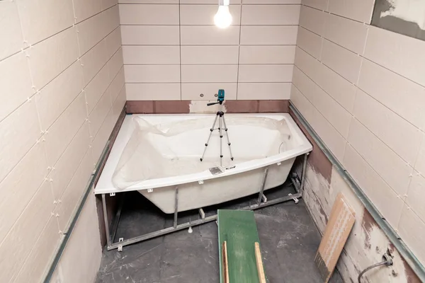 Cuarto de baño reparación interior, colocación de azulejos en las paredes — Foto de Stock