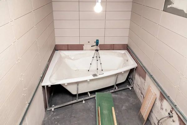 Banyo içi onarım, duvarlara fayanslar döşemek.
