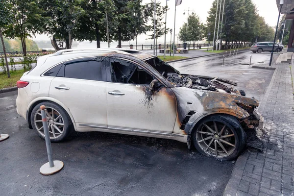 Kemerovo 2019-09-16 Roda de carro branco abandonado, roubado da cidade Infiniti FX50S queimado, de repente começou a engolir todo o carro. Conceito fogo posto, crimes, tentativa, ataque terrorista, motim, emergência — Fotografia de Stock