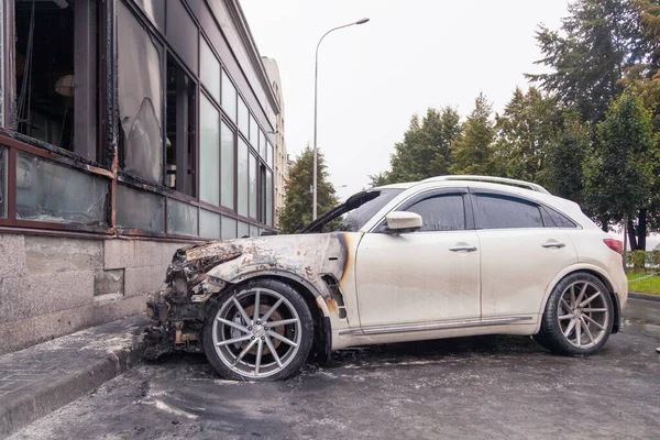 Kemerovo 2019-09-16 Branco abandonado, carro da cidade roubado Infiniti FX50S queimado, de repente começou a engolir todo o carro. Conceito fogo posto, crimes, tentativa, ataque terrorista, motim, emergência — Fotografia de Stock