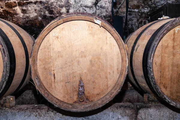 Barris de madeira de carvalho de vinho gigante empilhados em fileiras. Envelhecimento, fermentação, loja na antiga adega. Concept sommelier viagem, excursão à adega Bourgogne, barril, processo de vinificação, viagem amante do vinho — Fotografia de Stock