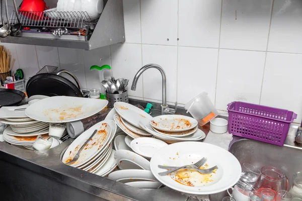 Видеть грязную посуду. Грязная посуда в столовой. Грязная кухня ресторана. Гора грязной посуды. Грязная посуда на кухне.