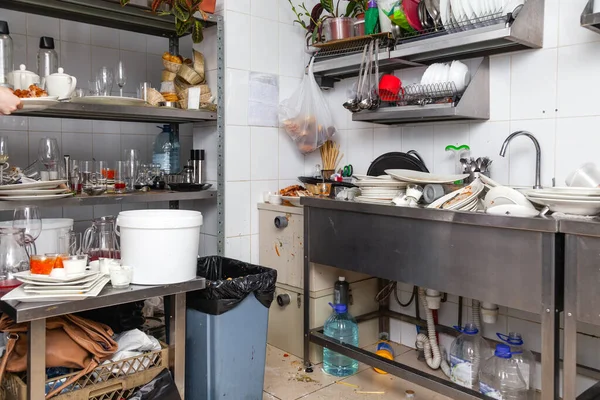 Restaraunt kitchen full of dirty dishes, crockery, tableware — Stock Photo, Image