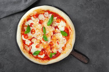 Domatesli taze margarita pizza, fesleğen, mozzarella peyniri.