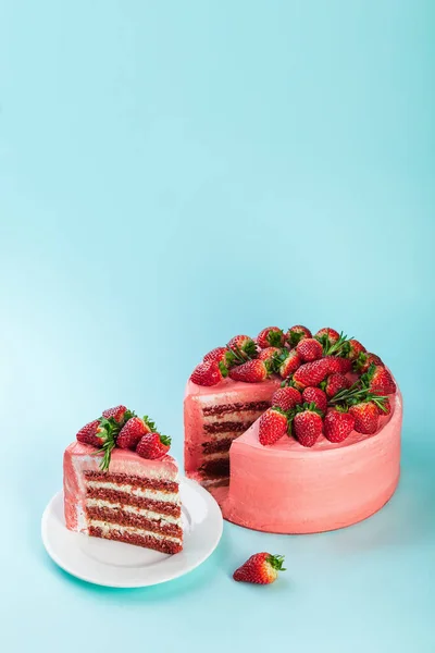 Клубничный маскарпоновый торт со свежими ягодами и листьями розмарина — стоковое фото