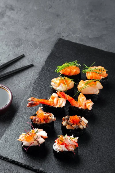 用海鲜对新鲜寿司干麻吉进行分类 — 图库照片