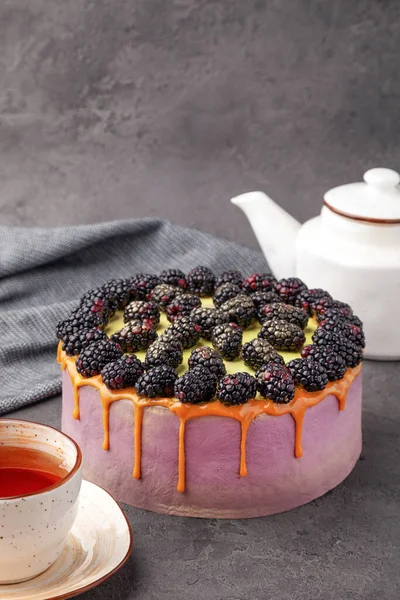 Blackberry торт, чайник и чашка чая на серой поверхности — стоковое фото