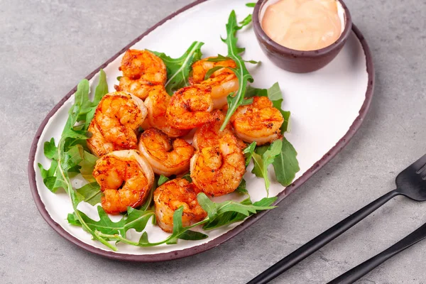 Aperitivo quente camarões rei fritos, arugula, molho — Fotografia de Stock