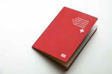 Beyaz arka planda kırmızı İsviçre vatandaşı pasaportu.