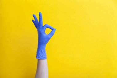 Doktor eldiveni tıbbi eflatun cerrahi eldiveni iyi niyet gösteriyor.