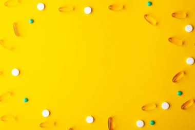 Dağınık ilaç vitaminleri, haplar, balık yağı softjeli, tabletler.