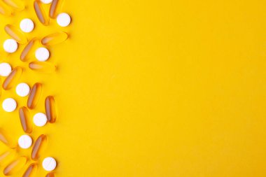 Dağınık ilaç vitaminleri, haplar, balık yağı softjeli, tabletler.