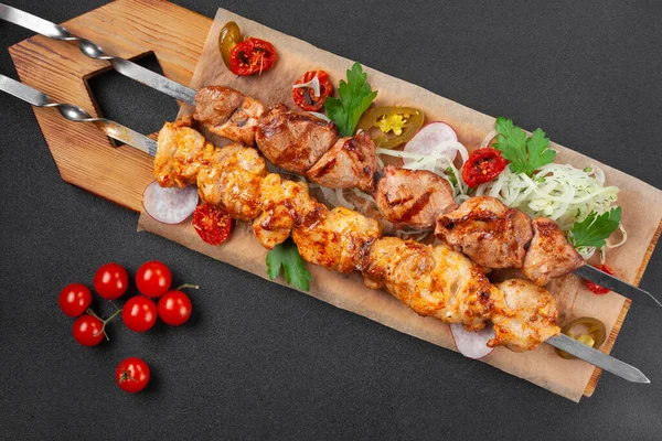 Kızarmış tavuk şiş kebap, kiraz domatesli.,