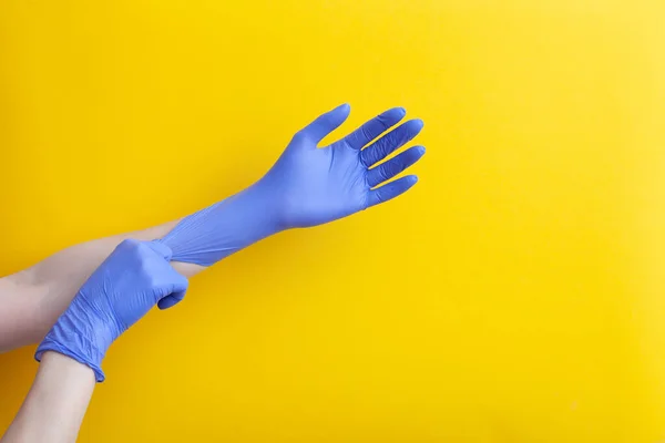 Arzt legt Nitril professionelle medizinische lila Handschuhe an — Stockfoto