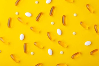 Dağınık ilaç vitaminleri, haplar, balık yağı softjeli, tabletler.