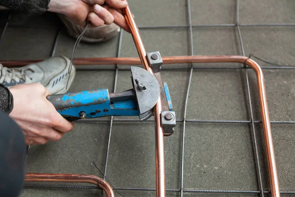 Primer plano manos dobla tubos de cobre por doblador de tubería — Foto de Stock