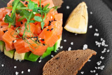 Taze somon balığı ve avokadodan yapılan aperatif tartar.