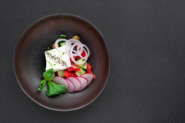 Yunan salatası taze sebze, domates, salatalık, fesleğen, zeytin, biber, peynir.