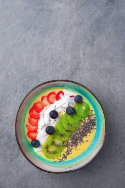 Vejetaryen mango suyu kasesi, kivi, chia, hindistan cevizi, yabanmersini, çilek