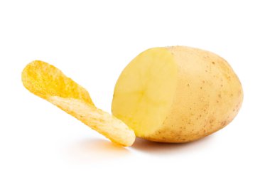 Patates ve tuzlu patates cipsinin yarısını beyaz arka planda izole ettim. 