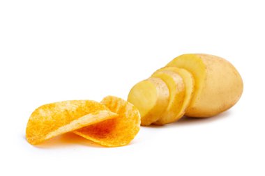 İzole edilmiş patates dilimleri beyaz arka planda gevrek patates cipsine dönüşüyor. 