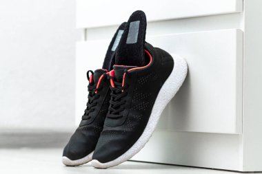 Spor ayakkabıları için ortopedik tabanlar. Düz taban ve ortopedik ayak hastalıklarının tedavisi ve önlenmesi. Ayak bakımı, ayak rahatlığı. Sağlık hizmeti, rahat ayakkabılar.