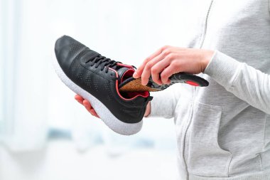 Spor ayakkabıları için ortopedik tabanlar. Düz taban ve ortopedik ayak hastalıklarının tedavisi ve önlenmesi. Ayak bakımı, ayak rahatlığı. Sağlık hizmeti, rahat ayakkabılar. 