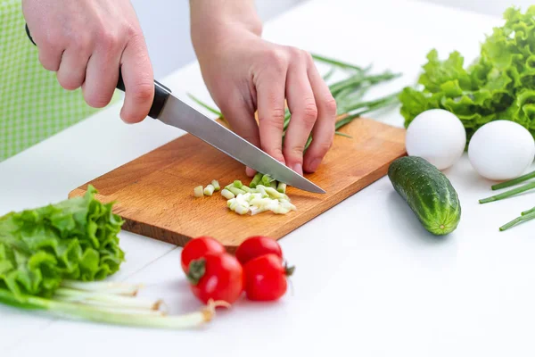 Cozinhar Mulher Avental Cortando Produtos Eco Friendly Para Salada Legumes — Fotografia de Stock