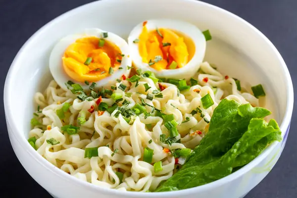 Instant Noodles Vegetables Egg Plate Noodles Bowl White Background — Stock Photo, Image