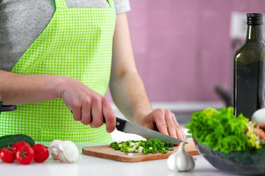 Doğranmış sebzeler taze salata için kesme tahtasında yakın çekim için. Temiz, sağlıklı yiyecekler ve düzgün beslenme. Diyet