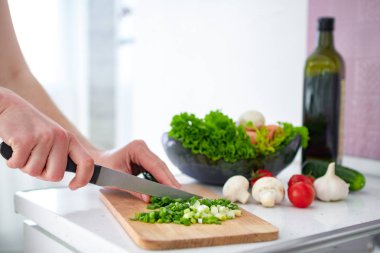Evde taze salata için sebze doğruyorum. Akşam yemeği için yemek hazırlığı. Temiz, sağlıklı yiyecekler ve düzgün beslenme. Diyet
