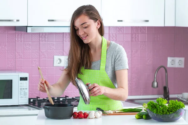 Kobieta Fartuchu Przygotowuje Potrawy Dojrzałych Warzyw Dla Rodziny Obiad Kuchni — Zdjęcie stockowe