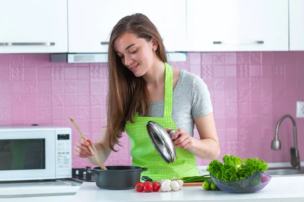 エプロンの女性家庭での台所で昼食のための家族のための熟した野菜から調理準備料理 きれいな食べ物と適切な栄養 健康的なライフスタイル — ストック写真