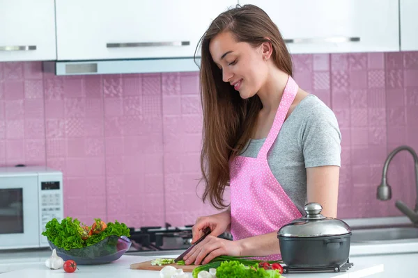 家庭のキッチンで健康的な新鮮なサラダや料理のための熟した野菜を切り刻む料理の女性 きれいな食べ物と適切な栄養 昼食の調理準備 — ストック写真