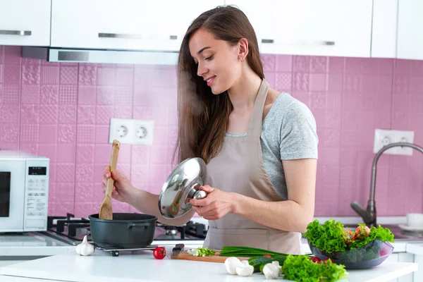 Vrouw Schort Kookt Eten Van Verse Rijpe Groenten Thuis Keuken — Stockfoto