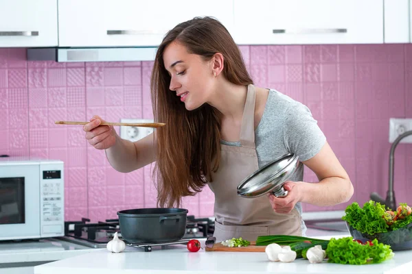 Gotująca Kobieta Degustacja Potraw Kuchni Domu Przygotowanie Gotowania Dla Rodziny — Zdjęcie stockowe