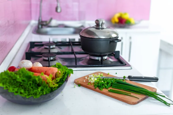 野菜料理や自宅のキッチンで新鮮なサラダのためのまな板に野菜をみじん切り 夕食の調理準備 健康的な食べ物と適切な栄養をきれいにします — ストック写真