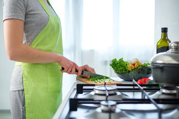 野菜料理のまな板に野菜をみじん切りにし 自宅のキッチンで新鮮なサラダ 夕食の調理準備 健康的な食べ物と適切な栄養をきれいにします — ストック写真