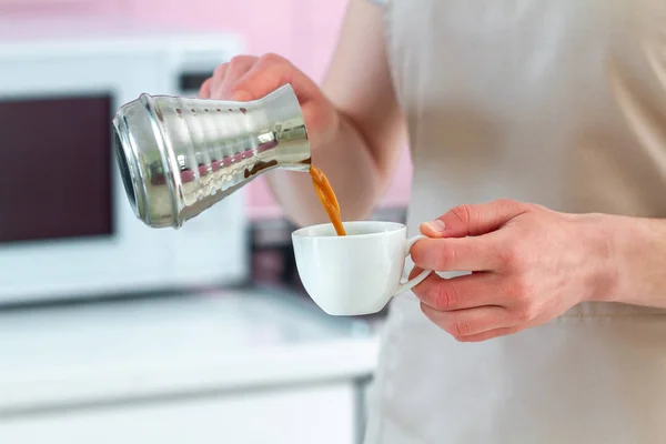 Barista Förkläde Förbereder Varmt Välsmakande Turkiskt Kaffe Från Cezve — Stockfoto