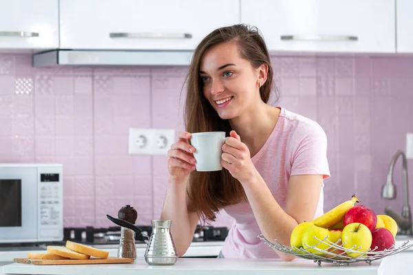Vrolijk Aantrekkelijk Vrouw Drinkt Warme Lekkere Koffie Voor Het Ontbijt — Stockfoto