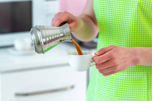 Hemmafru Förkläde Förbereder Varmt Välsmakande Turkiskt Kaffe Från Cezve Till — Stockfoto