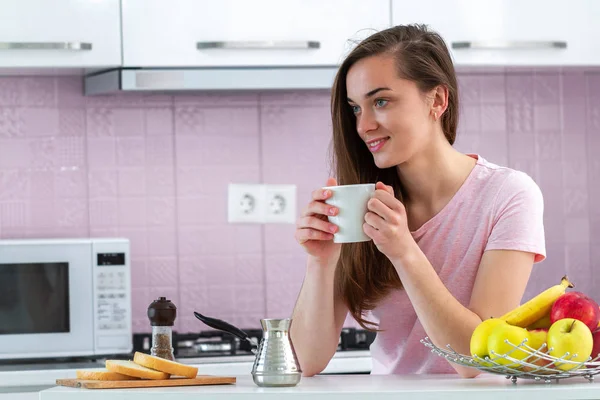 Jonge Aantrekkelijke Vrouw Drinkt Warme Lekkere Koffie Voor Het Ontbijt — Stockfoto