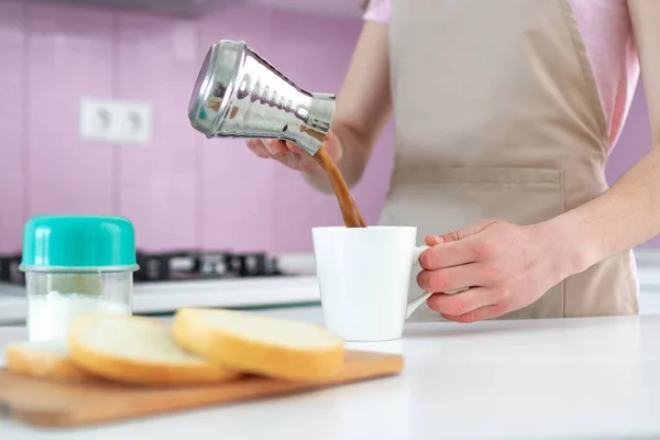 Kvinna Förkläde Gör Varm Turkisk Morgon Kaffe Från Cezve Till — Stockfoto