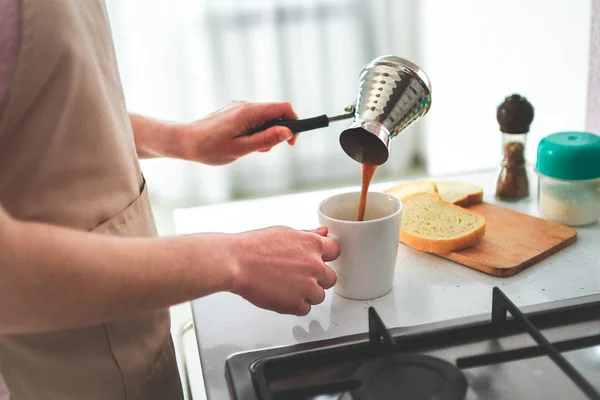 Kvinna Förkläde Häller Varmt Välsmakande Turkiskt Kaffe Från Cezve Till — Stockfoto