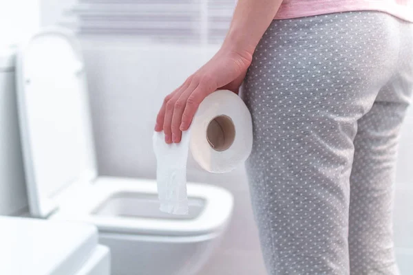 Femme Tenant Rouleau Papier Souffrant Diarrhée Constipation Cystite Aux Toilettes — Photo