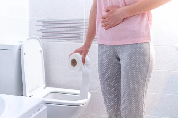 Жінка Тримає Паперовий Рулон Страждає Від Діареї Запорів Циститу Туалеті — стокове фото