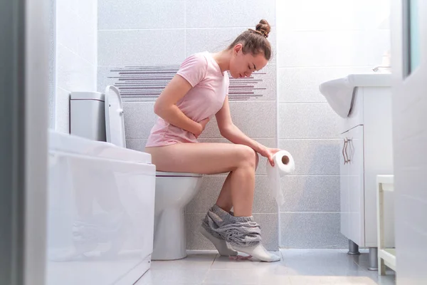 Mujer Enferma Que Sufre Diarrea Estreñimiento Dolor Estómago Baño Tratamiento —  Fotos de Stock