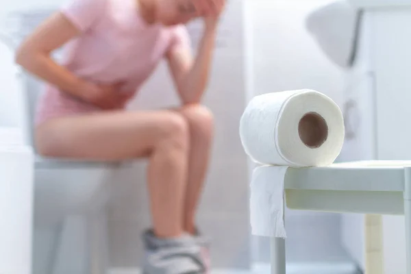 Illamående Dålig Kvinna Som Lider Diarré Förstoppning Och Cystit Toaletten — Stockfoto